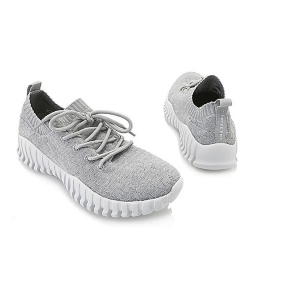 NWB BERNIE MEV GRAVITY LACE UP WOMEN SNEAKERS